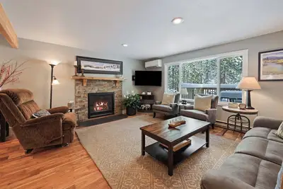 Image de 8 East Butte - Sweet Updates, Heart of Sunriver, Hot Tub, Bikes, Sharc, A/C