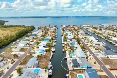 Image de ⚓Canalfront Bradenton home W/Dock & Heated Screened In Pool⚓