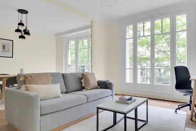 Blueground | Porte Saint Cloud, concierge