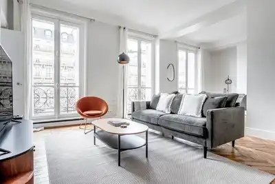 Blueground | Arc de Triomphe, nr Elysées Palace