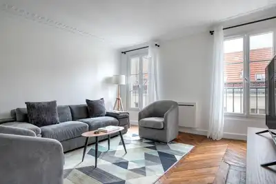 Image de Blueground | Grands Boulevard, balcony, nr dining