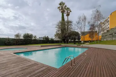 Image de Elegant Riverfront Flat | Pool and Sports by Host Wise