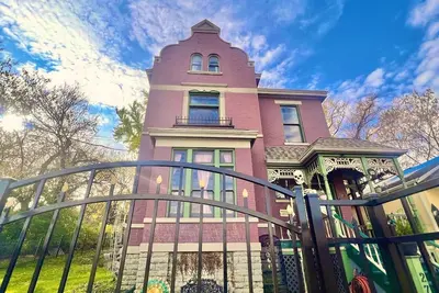 Victorian Riverfront Estate mins from Cincinnati