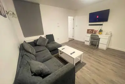 Stylish 4-Bed Luxury Apartment in Prime Location