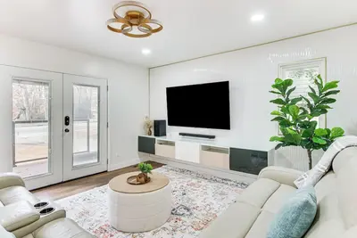 Image de 6 Mi to Spectrum Center: Spacious Getaway w/ Deck