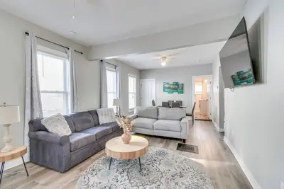 2 Mi to Dtwn: Syracuse Gem w\/ Screened Porch