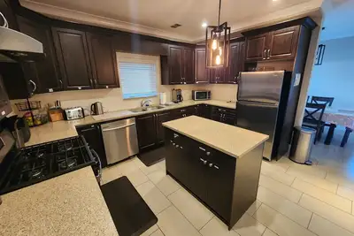 Image de 4 bedroom/3 bath house, in quiet and safe Burnaby, close to Buses/Metro/shopping