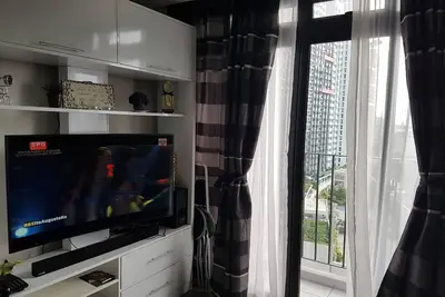 Image de Araneta Cubao Condo meublé 1br sans coupures de courant avec balcon