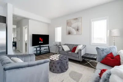 Image de Welland’s Modern & Stylish 3-Bedroom Townhouse Near Niagara Falls