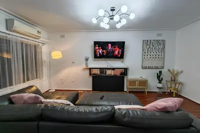 Image de Close to Airport, Walk to Train