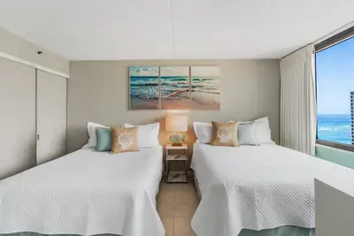 Image de Ocean view Waikiki suite! Free parking, full kitchen, pool, close to beach!