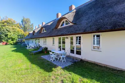 Image de Romantic cottage for 6 people in a beautiful garden with pond