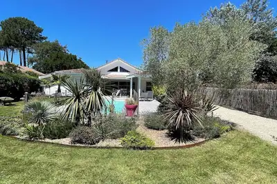Image de Villa Blanche, à Arès, familiale, au calme avec piscine chauffée