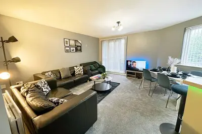 Image de Cosy & Comfy Haven Away From Home | Free Parking