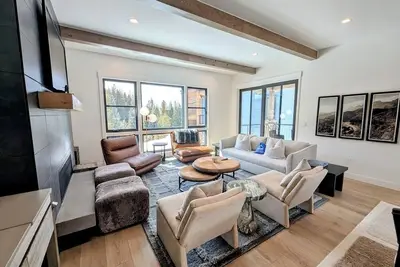 New Luxury Build, Private Hot Tub, walk to slopes