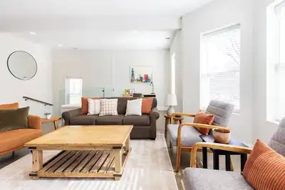 Image de Bright & Modern Apt | Steps to Lake, Train, Food