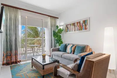 Image de 2br Condo with Private Balcony and Pool View!