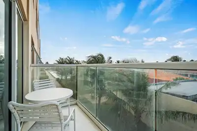 Image de Private Balcony! Resort-Style Pool!