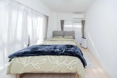 Image de Yinojia: Bright, clean interior. Quiet yet convenient, near 24 - hr stores.