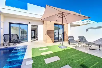 Image de Villa avec piscine privée et terrasse sur le toit