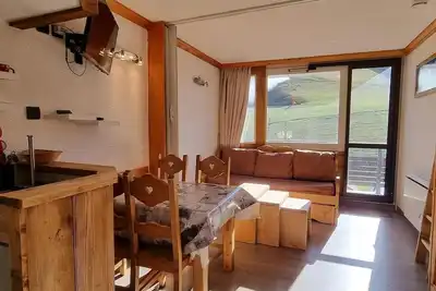 Image de À 10m des pistes de ski, vue pistes de ski, balcon, télévision, casier à ski, 26m², La Plagne