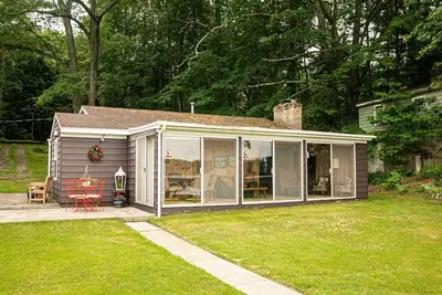 Image de Lovely 2-Bedroom Cottage With Full Bath on School Section Lake. With Bunk House.