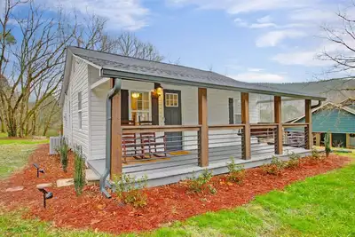 Image de Charming 2-bedroom cottage in fantastic Talking Rock with Hot Tub, Fireplace