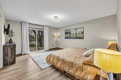 Image de 4br Retreat w/ King Bed, Hot Tub & Prime Location