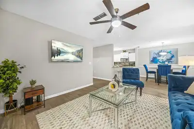 Image de 3BRLux, Uga + Downtown Athens Game Weekend Ready