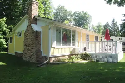 Image de Sauble Beach cottage on a quiet residential street minutes from the beach.