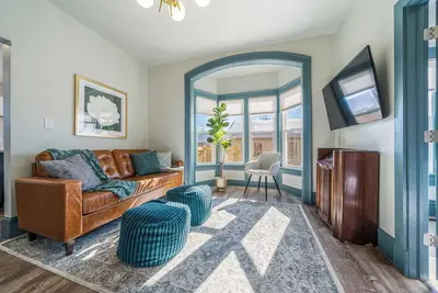 Quirky Historic Gem, Pets Welcome, Close to Downtown Appleton Fun