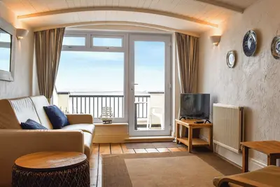 Image de Escape to Seaview Retreat, a stunning waterfront hideaway with terraces at the water’s edge.
