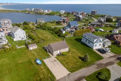 Image de Cozy Matunuck Escape - Pace the rocks & stare at the sea - '26 dates open in Jan