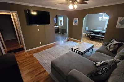 Image de Charming 2-bedroom bungalow with WiFi minutes away from St Francis Hospital