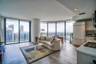 Image de Beautiful 2br condo with amazing views in a luxury building.