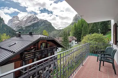Image de Appartement 'App Camilla - Piano Terra' avec vue sur montagne et balcon