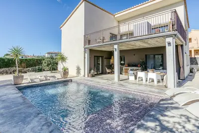 Image de Maison de vacances avec piscine et dans une zone de golf