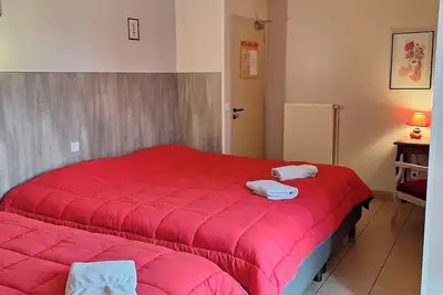 Image de Chambre 'Le Meslay N°8 - Chambre 3 Pers' avec Terrasse partagée, Jardin partagé et Wi-Fi