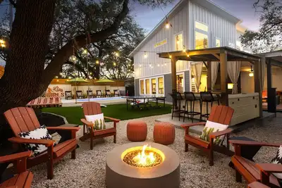 Image de Heated Pool, MiniGolf, Karaoke, Game Room, Spa, 2mi to Dt - SoCo Cowgirl