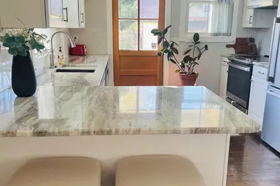 Image de Perfect location, modern renovation destination.