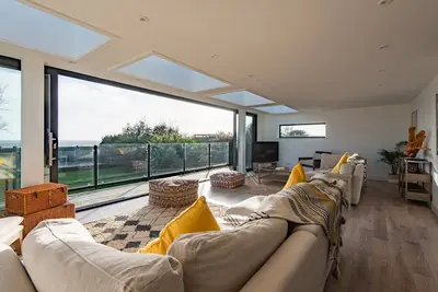 Image de Waterfront - a large detached beach house by Bloom Stays that sleeps 8 guests in 4 bedrooms