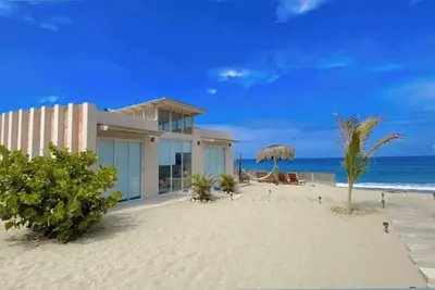 Image de Nice bungalow on the beach, in front of the warm and calm sea.