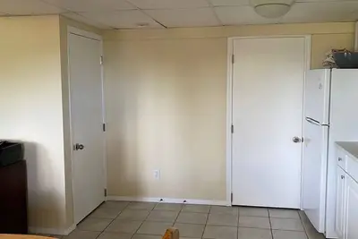 Image de 2 Bedroom Garden Walk-out Apartment in Residential Home