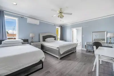 Image de Royal Serenity Suite with 1 king and 1 queen bed, huge bathroom, walk-in closet.