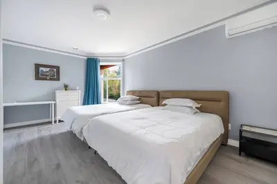 Image de 2 queen bed in a shiny room with a private bathroom, 10min to Yvr.