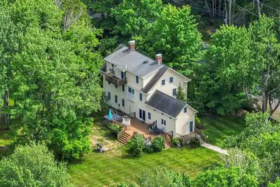 Image de 4 Bdr w/ Private Hot tub, Backyard and Deck!