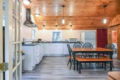 Image de Cottage by the Pond – The Perfect Cozy Escape!