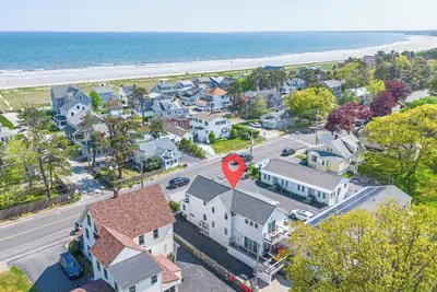 Image de Latitude Adjustment – Walk to Beach & Dining!