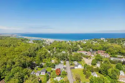 Image de 10-Min Walk to Beach | Huge Deck | Near Downtown