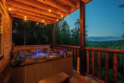 Image de Cozy 2-bedroom cabin with Firepit and Hot Tub!